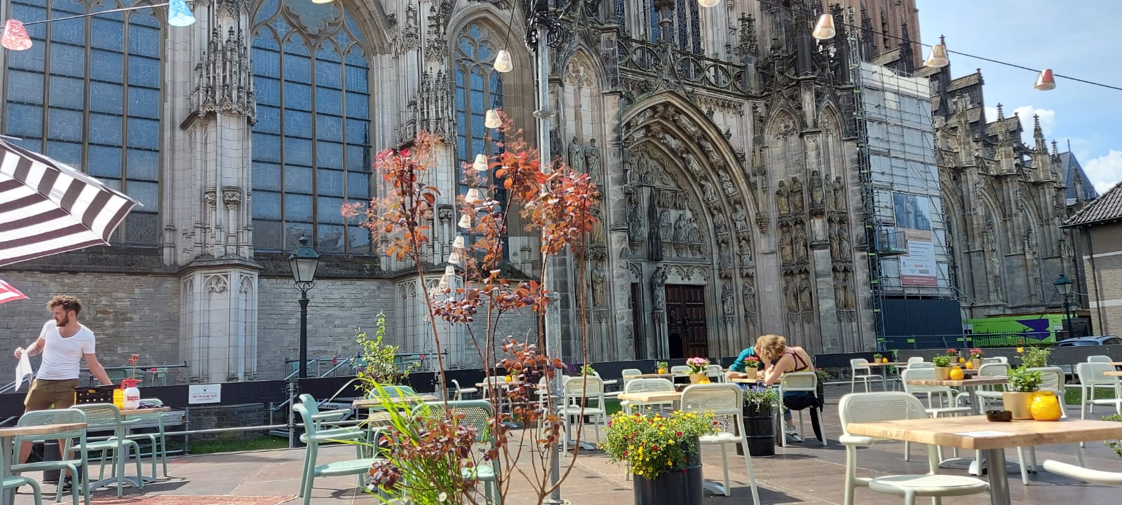 bank ik ben slaperig Succesvol Tussen kerk en kroeg: Bossche kathedraal opent tuin voor terrasjes -  Katholiek Nieuwsblad
