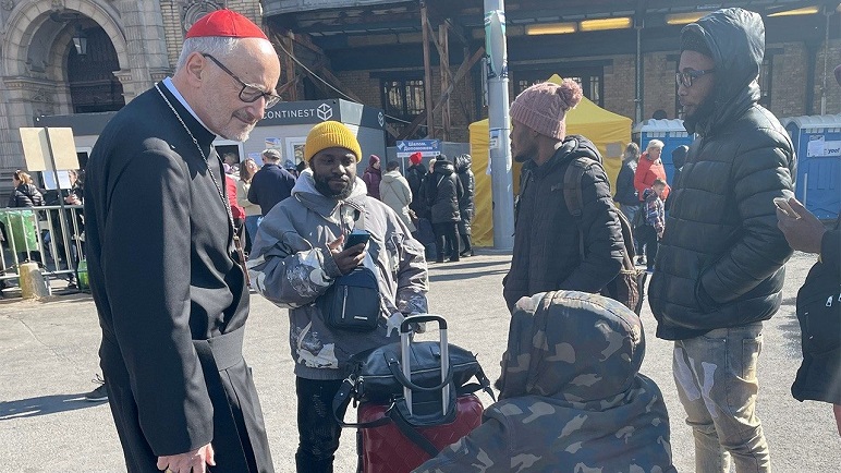 Il Papa invia il cardinale ai profughi ucraini per ‘toccare la sofferenza’
