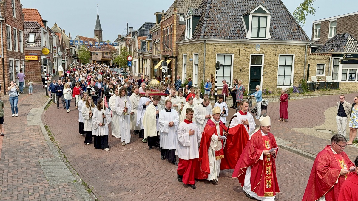 Al honderd jaar op bedevaart naar de sporen van Bonifatius in Dokkum