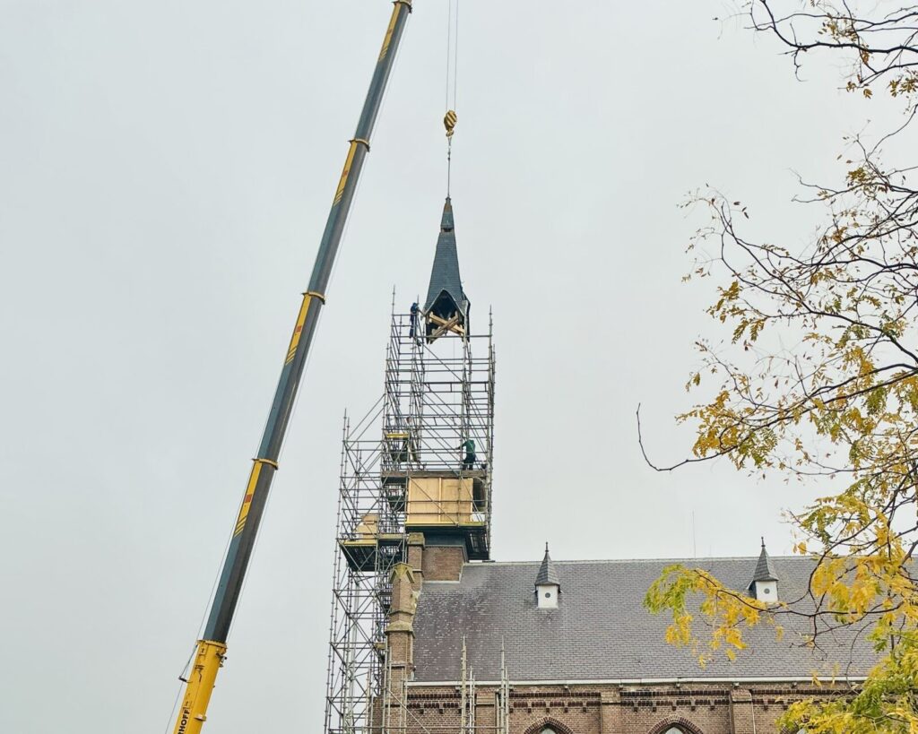 Kraan tilt rotte spits van Hellevoetse Antoniuskerk: ‘Bij storm voelde je de toren bewegen’